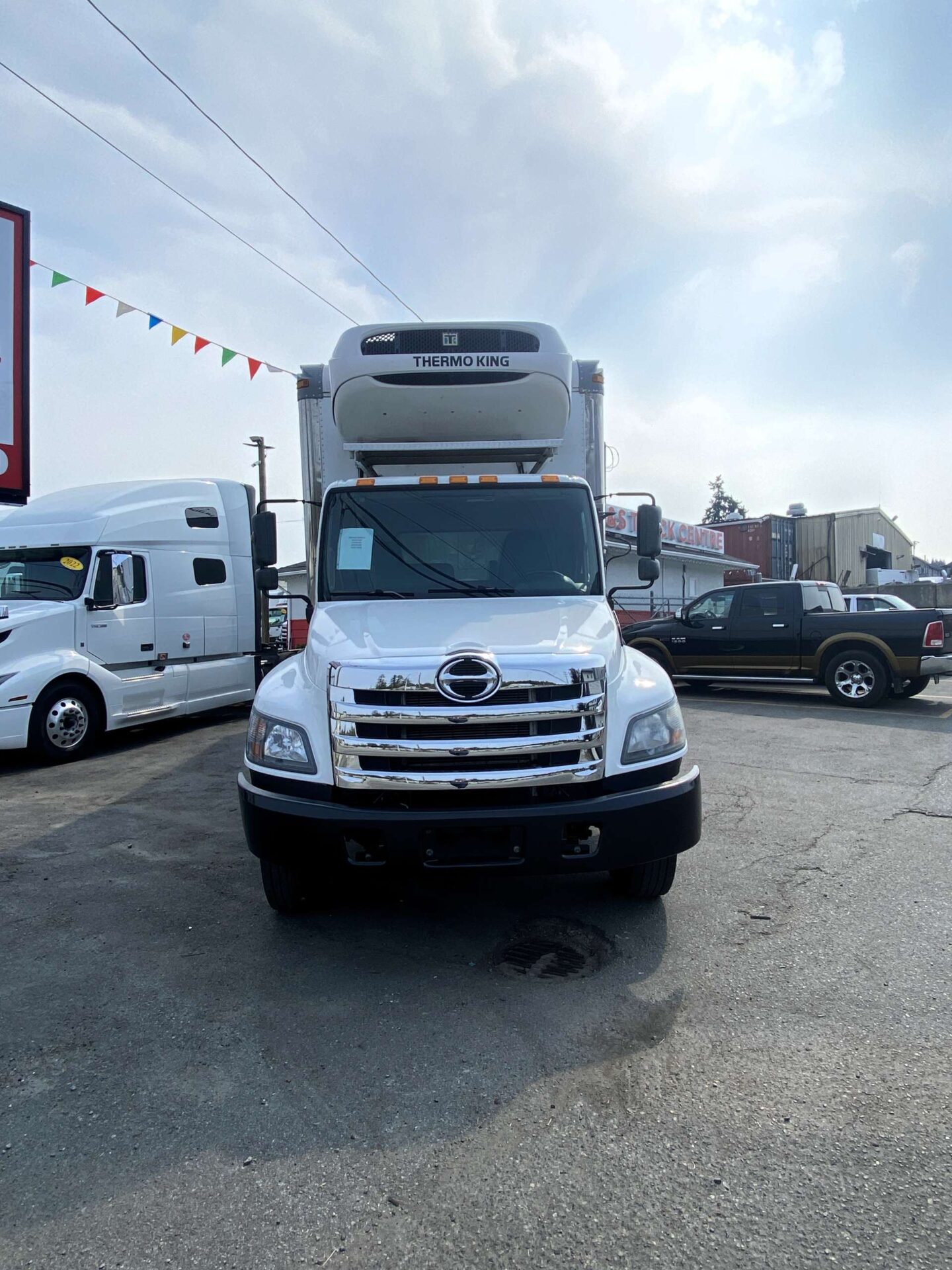 2019 HINO 338 + 26' REEFER BOX + 33000LB GVWR + LOW REEFER HOURS